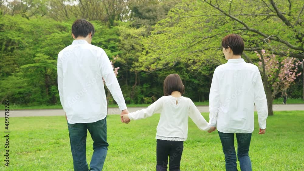 Aufkleber 手を繋いで公園を歩く家族　ファミリー　子育て　自然環境
