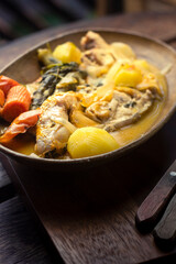 Peixe com legumes , cenoura, batata, couve, tomate