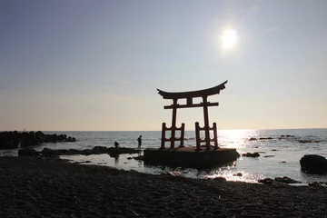 Zelfklevend Fotobehang 夕日に反射する海と鳥居  © まり子 佐藤