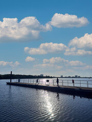 Obraz premium pier on the ocean with kids 