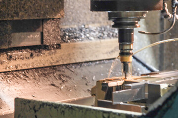 金属加工作業 金属のタッピング工程	
