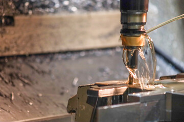 町工場での金属加工作業 金属のタッピング工程