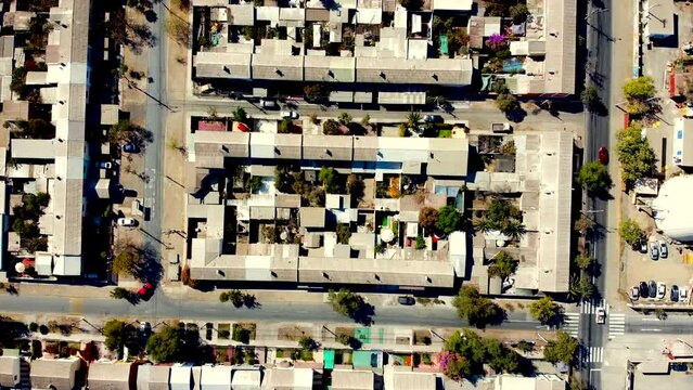 Autos estacionados en la calle mirados desde arriba con un dron