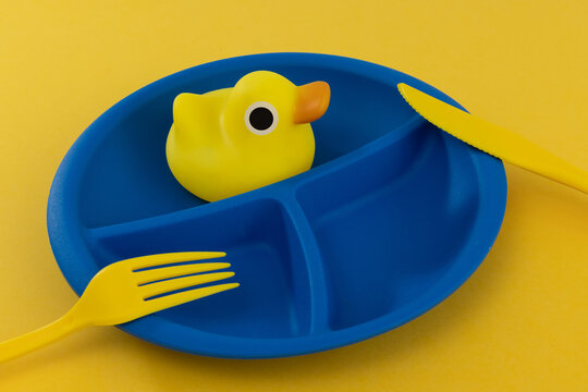Pato de hule en plato 