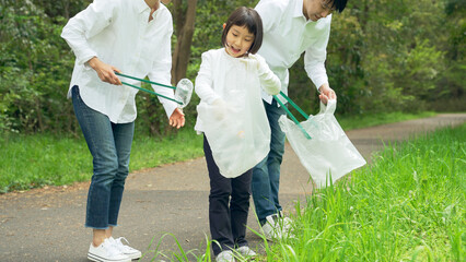ゴミ拾いをする親子　環境保護　リサイクル　清掃活動　美化運動