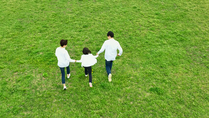 草原を走る家族　ドローン空撮　親子　ファミリー　子育て　育児