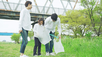 ゴミを拾う家族　美化運動　清掃活動　リサイクル　ボランティア