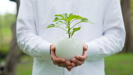 植物を持つ男性　環境保護イメージ