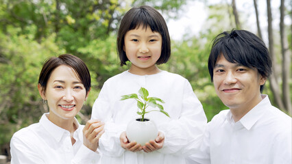 Obraz premium 植物を持つ家族 環境保護イメージ サステナブル SDGs