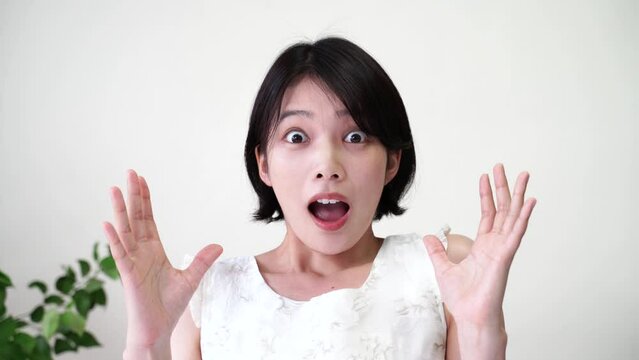 驚く女性　