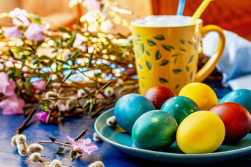 Праздник светлой Пасхи с крашенными яйцами натуральными продуктами и букетом вербы