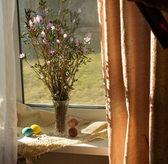 букетик багульника и вербы в хрустальной вазе на окне