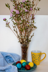 букетик багульника и вербы в хрустальной вазе на окне