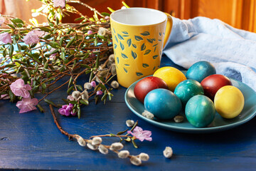 Праздник светлой Пасхи с крашенными яйцами натуральными продуктами и букетом вербы