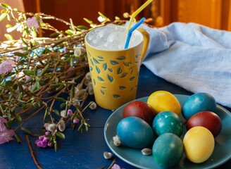 Праздник светлой Пасхи с крашенными яйцами натуральными продуктами и букетом вербы