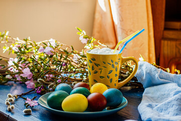 Праздник светлой Пасхи с крашенными яйцами натуральными продуктами и букетом вербы