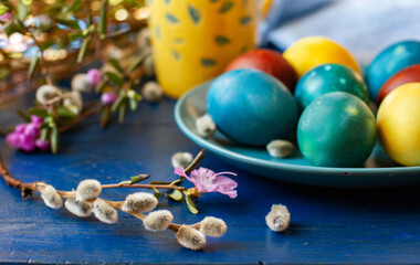 Праздник светлой Пасхи с крашенными яйцами натуральными продуктами и букетом вербы