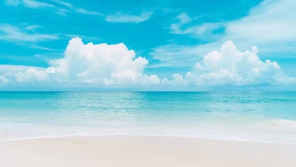 Foto auf Acrylglas Schöner tropischer Strand mit abstraktem Beschaffenheitshintergrund des blauen Himmels und der weißen Wolken. Kopieren Sie Platz für Sommerferien und Urlaubsgeschäftsreisekonzept. © tonktiti