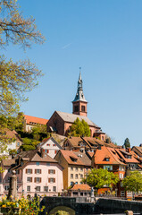 Obraz premium Laufenburg, Laufenburg Baden, Altstadt, Heilig Geist, Kirche, Laufenbrücke, Rhein, Rheinuferweg, Altstadthäuser, Frühling, Baden-Württemberg, Deutschland