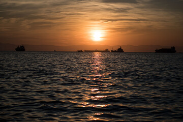 Obraz premium tankers in front of sunset on sea in Thessaloniki in Greece