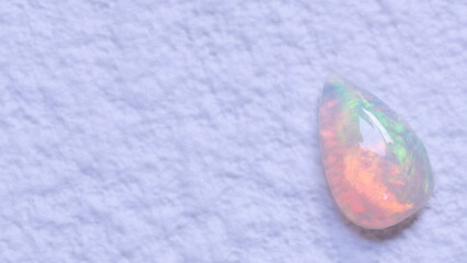 白い背景の上に虹色のオパールの原石