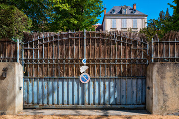 vieux portail électrique d'une propriété privée