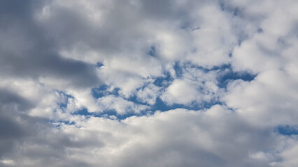 Obraz premium Curly white clouds on a blue sky atmosphere