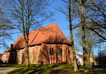 Historische Kirche im Frühling in der Stadt Visselhövede, Niedersachsen