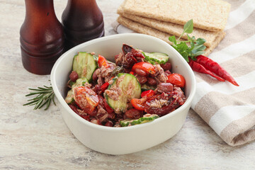 Tuna salad with bean and tomato