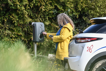 borne recharge voiture auto electrique maison domicile energie environnement ecologie 