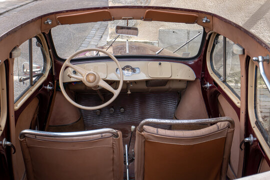 int&eacute;rieur d'une voiture vintage, 4 CV