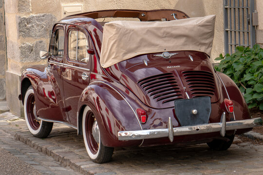 4CV d&eacute;capotable bordeaux avec pneus &agrave; flancs blancs