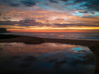 Obraz premium Dawn reflections and clouds at the seaside with lagoon