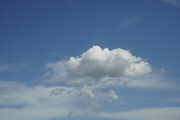 Fototapeta na wymiar 爽やかな青空に浮かぶ白い雲