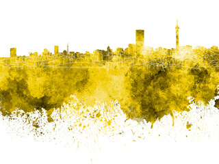 Naklejka premium Johannesburg skyline in yellow watercolor on white background