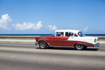 Fototapeta na wymiar old car on the road in cuba