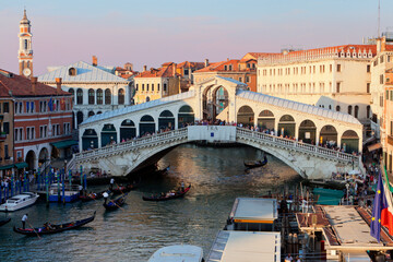 Venezia. Ponte di Rialto con stazione dei vaporetti al tramonto - obrazy, fototapety, plakaty