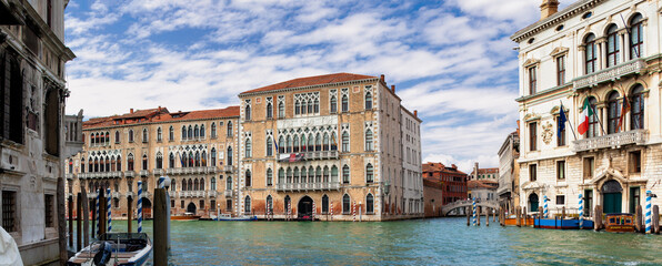 Venezia. Facciata di C&agrave; Foscari a volta di Canal tra Palazzo Giustinian e Palazzo Balbi