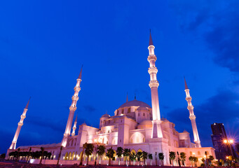 Fototapeta na wymiar Fujairah's Grand Mosque, inspired by the Blue Mosque of Istanbul.