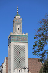 Fototapeta premium Mosque in Paris illuminated by the sun on an autumn day
