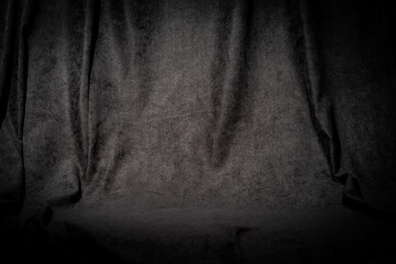tło z ciemnej tkaniny zawieszonej z fałdami  © Henryk Niestrój