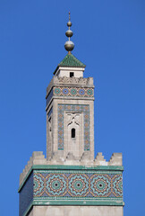 Fototapeta na wymiar Mosque in Paris illuminated by the sun on an autumn day