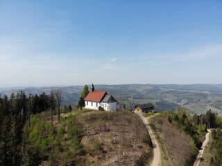 Fototapeta premium Kapelle auf dem Hörnleberg im Schwarzwald, Winden Deutschland
