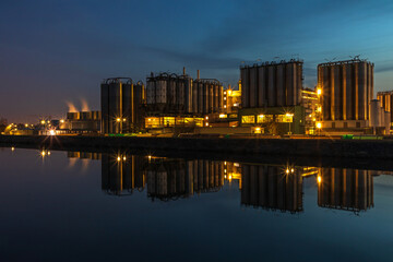 Chemische Industrie am Lech Kanal Nähe Augsburg bei Nacht