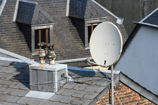 immobilier logement maison toit antenne parabolique satellite television