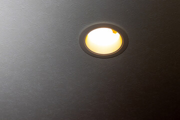 Fototapeta na wymiar 天井に設置された円形のライト 