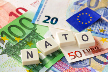 Nato und Euro Geldscheine mit EU Flagge