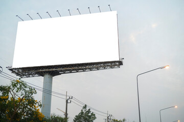 Obraz premium Blank white billboard against the blue sky