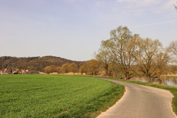 Fototapeta na wymiar Frühling an der Fulda; Fuldaradweg bei Rotenburg
