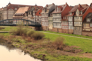 Romantische Fachwerkstadt Rotenburg; Altstadtufer an der Alten Fuldabrücke im Sahara Staub Dunst

